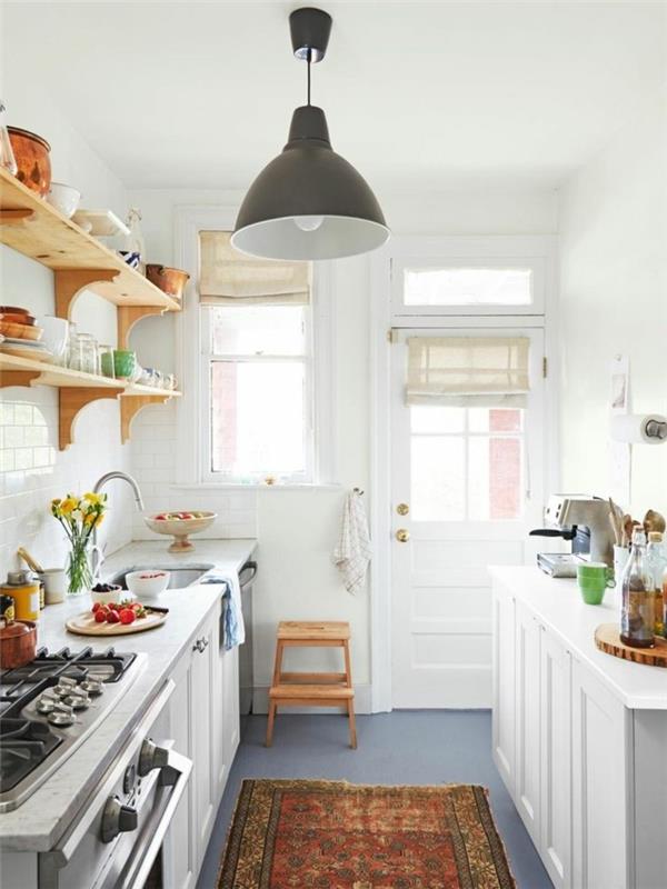 keittiön säilytystilaa avoimet seinähyllyt ovat hyvä ratkaisu pienissä keittiöissä