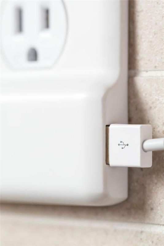 pistorasia ja usb -laturi SnapPower -laturi -gadgetit