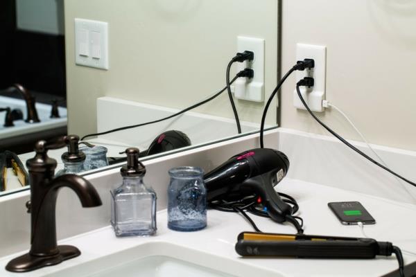 pistorasia- ja USB -laturi -gadgetit SnapPower -kylpyhuone