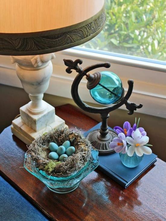 lattiavalaisin sivupöytä pääsiäinen koristeluideoita pesä pääsiäismunia