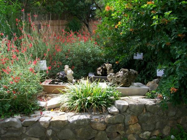 kiviseinä puutarha aidan punaiset kukat puutarha moderni