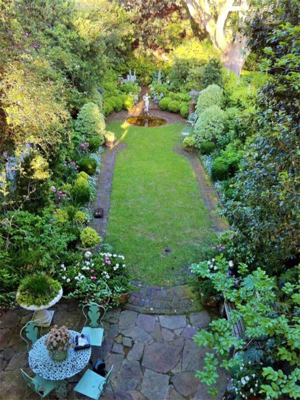 kivi ja ruoho kukkia puutarhassa