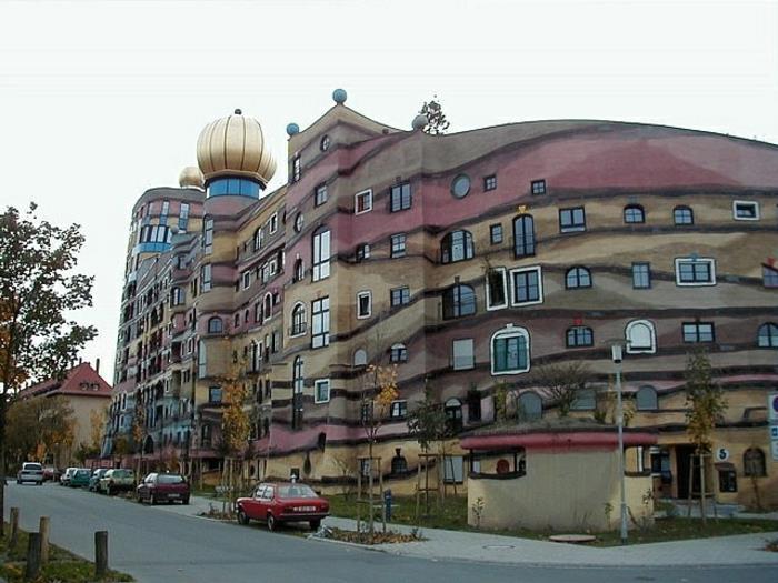 Itävaltalainen taiteilija Friedensreich Hundertwasserin arkkitehtuurirakennus