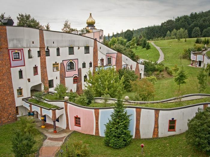 Itävaltalainen taiteilija Friedensreich Hundertwasserin vihreä arkkitehtuuritalo