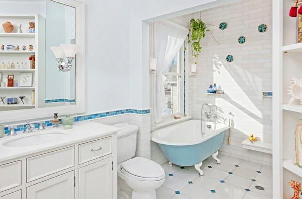 tyylikkäät kylpyhuoneet sinivalkoisilla kylpyammeilla