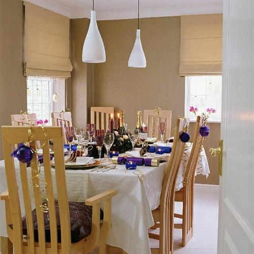 tyylikkäät suunnitteluideat ruokasali puu tuoli viinilasi valkoinen pöytäkatto