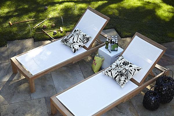 tyylikkäät puutarhatuolit on valmistettu tiikistä ja valkoisista liinavaatteista