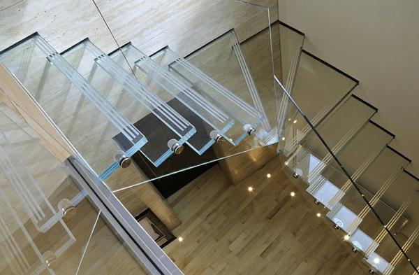 tyylikkäitä portaita lasikäytävän suunnitteluideoita