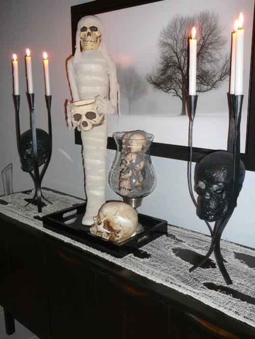 tyylikkäitä ja pelottavia ideoita halloween -metalliseen kynttilänjalkaan, jossa on kalloja