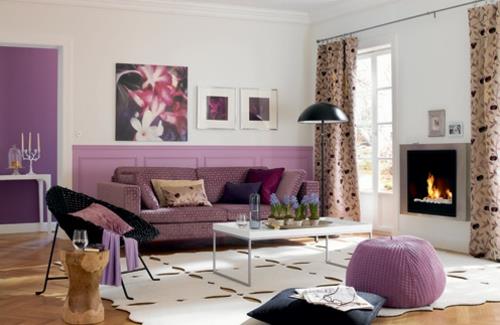 tyylikäs violetti olohuoneen sisustus musta lampion