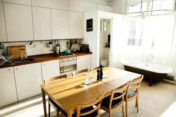 tyylikäs Lontoon huoneisto yksinkertainen ruokapöytä ja tuolit vaaleasta puusta
