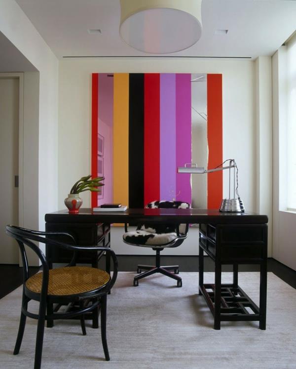 tunnelmalliset värit talossa värikkäitä raitoja seinällä