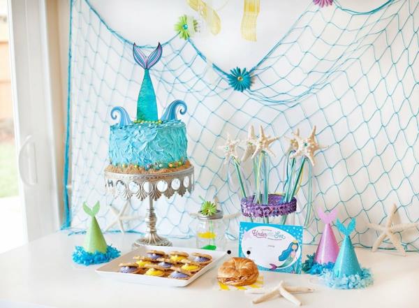 tunnelmallinen lasten syntymäpäiväjuhlan koristelu merenneitokakku