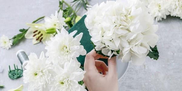 kirkas valkoinen pöytäkoriste kukilla