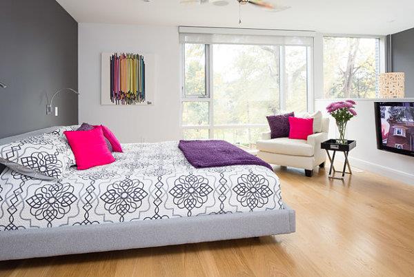 Säteilevät värit sisustuksessa musta seinä ruusunpunainen kirkkaat värit sisustuksessa musta seinä ruusunpunaiset tyynyt