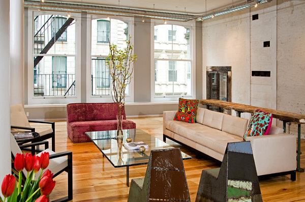 Säteilevät värit olohuoneen eklektisten tyynyjen sisustuksessa Säteilevät värit olohuoneen sisustuksessa eklektinen