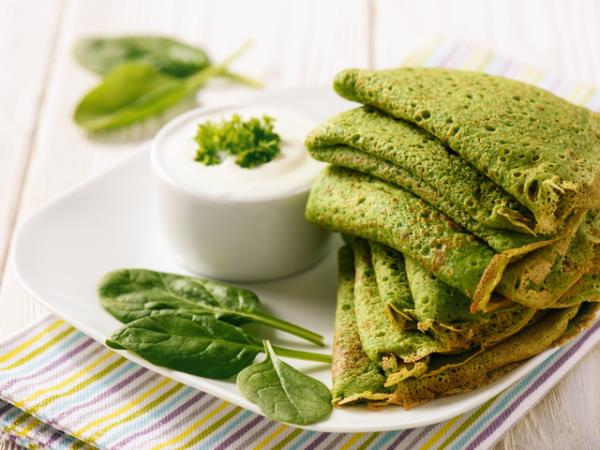 säteilevä kasvojen iho terveellistä ruokaa pannukakkuja pinaatin kanssa terveellistä ja maukasta