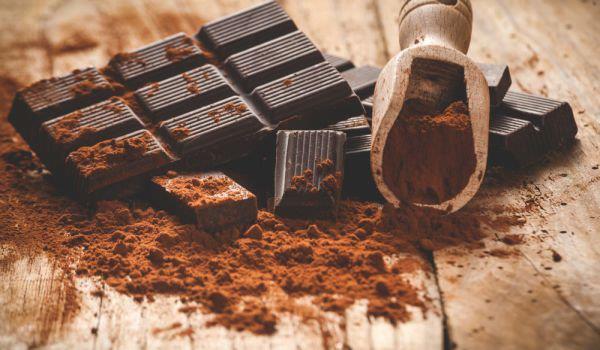 hehkuva kasvojen iho terveellinen ruoka tumma suklaa syö 70 prosenttia kaakaota