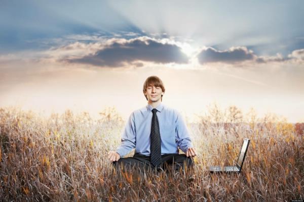 lievittää stressiä toimisto meditaatio