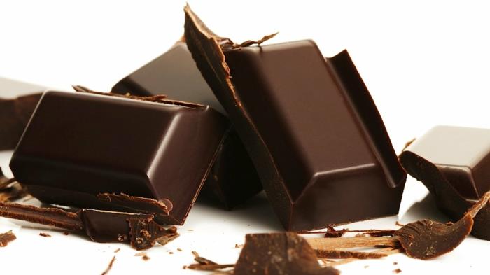 selviytyä stressistä syömällä mustaa suklaata
