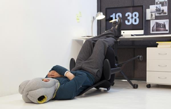 studio banaani asiat strutsi tyyny matka tyyny suunnittelija tyyny nukkuu toimistossa