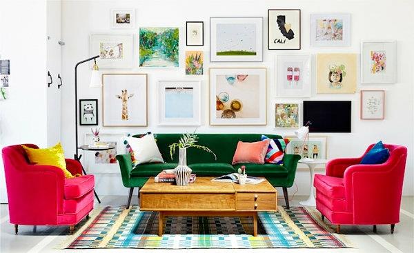 studio olohuone vaaleanpunainen nojatuoli kuvia vihreä sohvapöytä