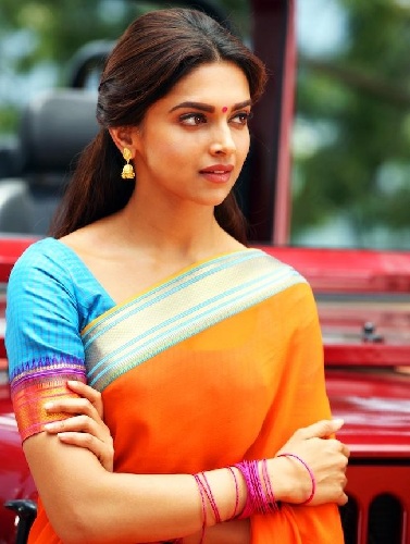 Deepika Padukone Saree -vel a Chennai Expressben