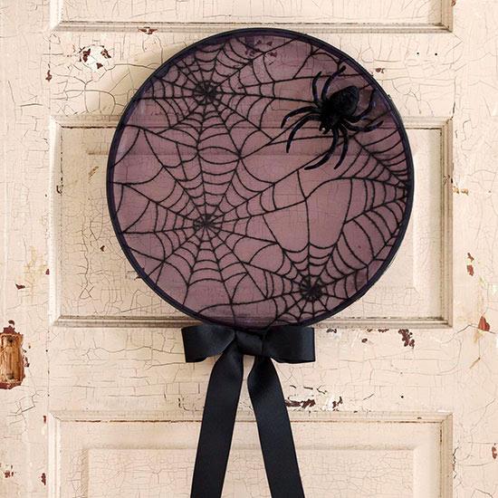 tyylikkäitä taideteoksia halloween -pyöreän oven ripustimeen, jossa on koriste -hämähäkki