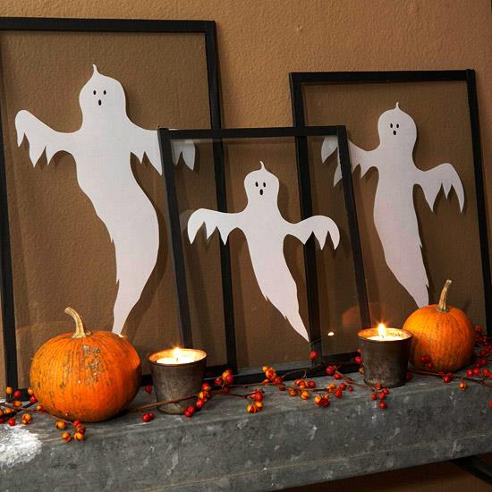 tyylikkäitä taideteoksia halloween -valkoisille aaveille kehyksessä