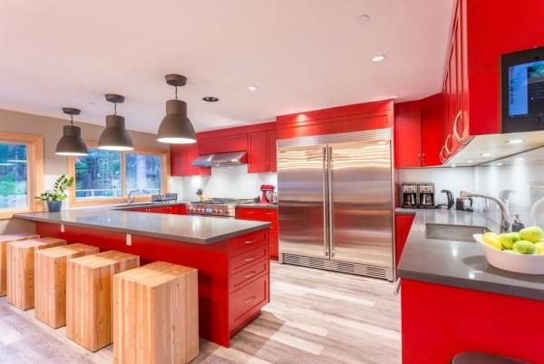 erittäin moderni keittiö punaisessa puisessa jakkarassa Kanadan unelma -taloja