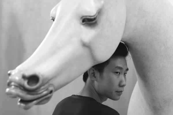 surrealistisia veistoksia ideoita taiteilija valkoinen hevonen