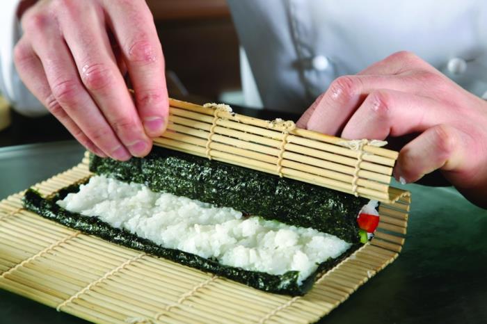 sushi-riisi-kokki-rullaa
