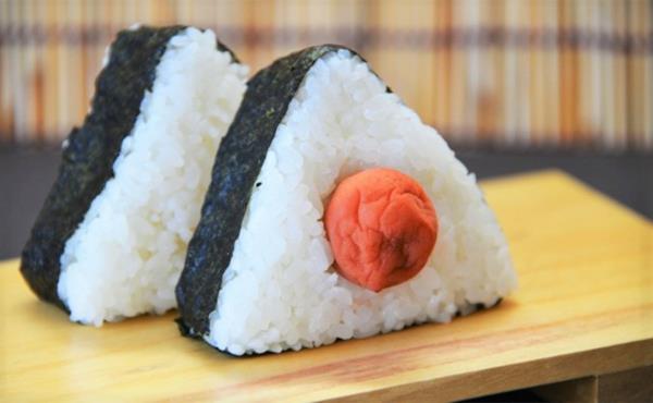 sushi umeboshi terveellinen syöminen kehon vieroitus