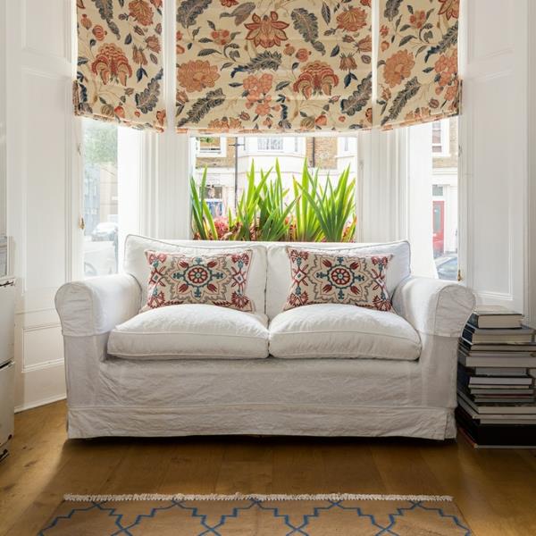 symmetria sohva kuvioidut koristetyynyt ikkunaluukut