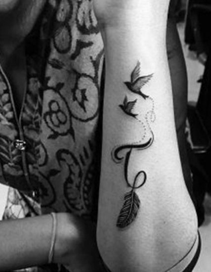T Letter Tattoo Designs på hånden