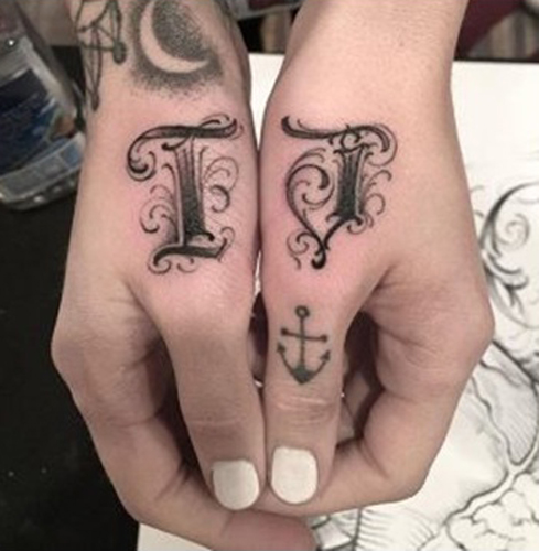 Ekspressiv T Letter Tattoo