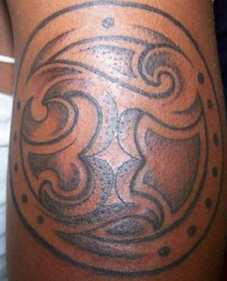 Robust T alfabet tatovering på armen