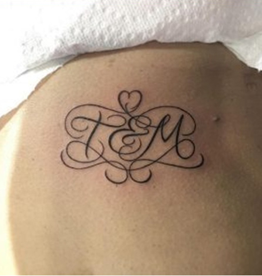 Letter T tatovering med et hjerte