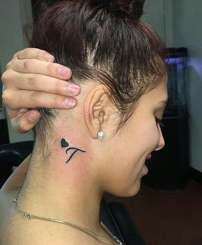 Letter T Tattoo med hjerte bag øret