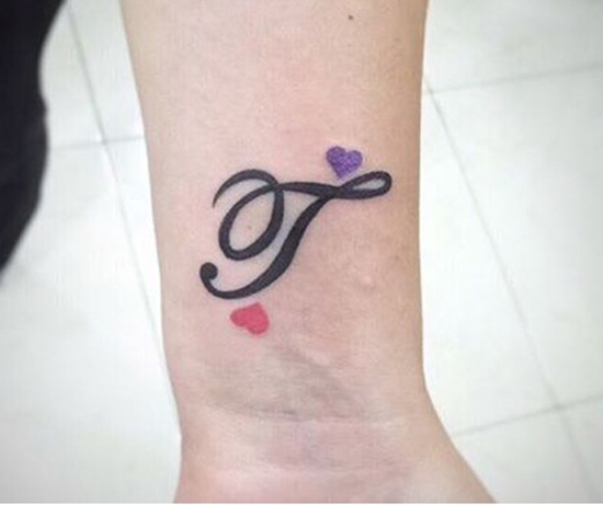T Letter Tattoo med små hjerter