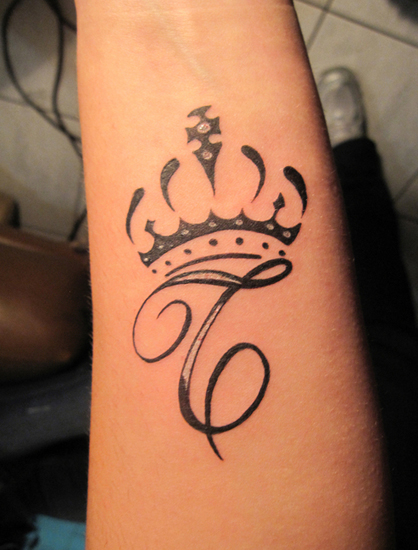Letter T Tattoo med krone