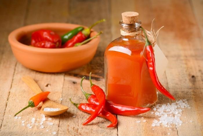 salsa di tabasco fatta casa nella piccola bottiglia di vetro