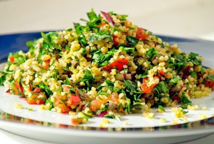ravitsemuksellinen quinoa -salaatti