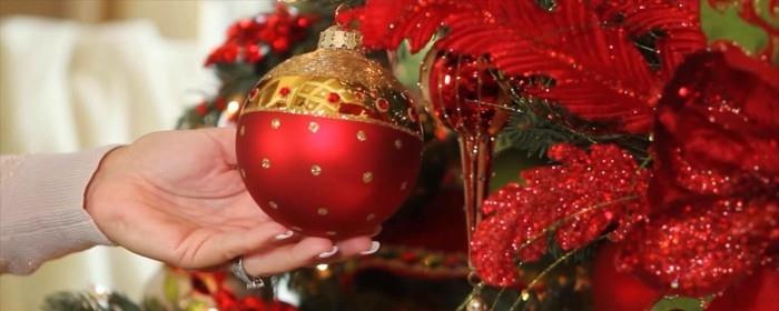 Joulukuusi koristella deco ideoita joulukoristeita punainen pallo