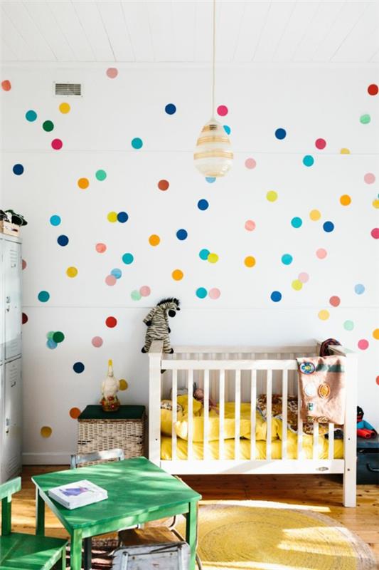 vauvan huone tapetti värikäs pilkku kuvio lasten sänky