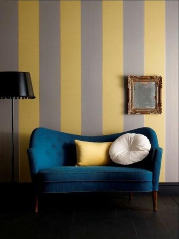 tapetti kuvio raidat keltainen beige yhdistelmä sininen sohva