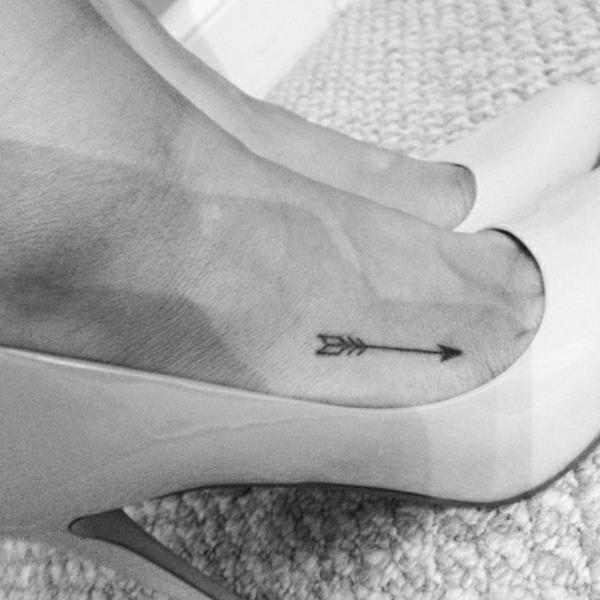 tatuointi jalalla tatuoinnit kuvat nuoli