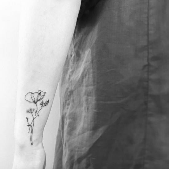 tatuointi ranne takaisin kukat minimalistinen