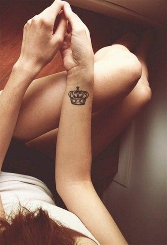 tatuointi ranteen kruunun aihe