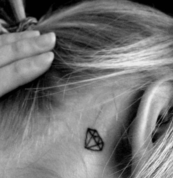 tatuointi korvan takana timanttikuvio